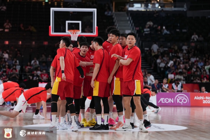 媒体人：男篮选择流量最大的输法 我们从教练到球员都没取胜决心
