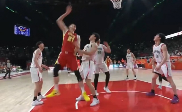 大秋也不容易！胡金秋捡到前场板顺势补篮 打成2+1再追3分